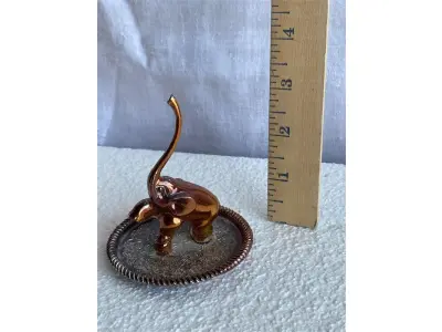 LOTE 009 - 01 PORTA ALIANÇAS EM METAL E DOIS VASOS PEQUENOS EM METAL VASOS MEDE 15 CM DE ALT COMPRADOS EM GARAGEM DE ANTIGUIDADES NOS EUA. (NO ESTADO) ATENÇÃO! FAZER A VISITAÇÃO ANTES DE ARREMATAR, NÃO SABEMOS SE FUNCIONA, LEILÃO NÃO TEM GARANTIA E NEM DEVOLUÇÃO, SUJEITO A POSSÍVEIS AVARIAS VISÍVEIS/OCULTAS E/OU AUSÊNCIA DE COMPONENTES.