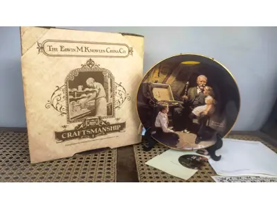 LOTE 104 - 01 BELO PRATO DE COLECIONADOR DE NORMAN ROCKWELL APRESENTA O ICÔNICO DESIGN "LIGHT CAMPAIGN", EM PORCELANA MULTICOLORIDA. COM 21,5 CM DE DIÂMETRO,  É UM COMPLEMENTO PERFEITO PARA QUALQUER COLEÇÃO. O PRATO FOI PRODUZIDO NOS ESTADOS UNIDOS NO FINAL DO SÉCULO XX, ESPECIFICAMENTE EM 1981,O PRATO É UMA ÓTIMA REPRESENTAÇÃO DA CULTURA E HISTÓRIA AMERICANA E SERIA UM PRESENTE PERFEITO PARA QUALQUER COLECIONADOR OU APRECIADOR DA OBRA DE NORMAN ROCKWELL. COM CERTIFICADO DE AUTENTICIDADE. ITEM COMPRADO E GARAGENS DE ANTIGUIDADES NOS EUA.SUPORTE PARA PRATO NÃO INCLUÍDO NESTA VENDA. (NO ESTADO) ATENÇÃO! FAZER A VISITAÇÃO ANTES DE ARREMATAR, NÃO SABEMOS SE FUNCIONA, LEILÃO NÃO TEM GARANTIA E NEM DEVOLUÇÃO, SUJEITO A POSSÍVEIS AVARIAS VISÍVEIS/OCULTAS E/OU AUSÊNCIA DE COMPONENTES.