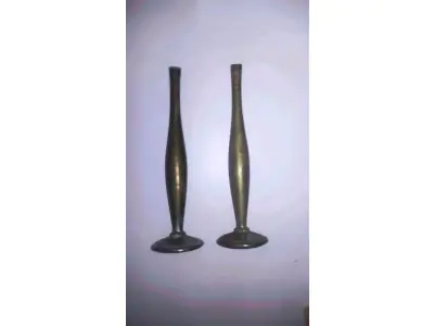 LOTE 009 - 01 PORTA ALIANÇAS EM METAL E DOIS VASOS PEQUENOS EM METAL VASOS MEDE 15 CM DE ALT COMPRADOS EM GARAGEM DE ANTIGUIDADES NOS EUA. (NO ESTADO) ATENÇÃO! FAZER A VISITAÇÃO ANTES DE ARREMATAR, NÃO SABEMOS SE FUNCIONA, LEILÃO NÃO TEM GARANTIA E NEM DEVOLUÇÃO, SUJEITO A POSSÍVEIS AVARIAS VISÍVEIS/OCULTAS E/OU AUSÊNCIA DE COMPONENTES.