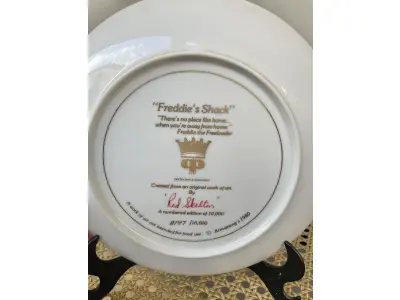 LOTE 064 - 01 PRATO VINTAGE DE COLECIONADOR, DESENHO DE PALHAÇO INTITULADO "FREDDIE'S SHACK" DE RED SKELTON  PEÇA ASSINADO PELO ARTISTA. TEM UM DESIGN MULTICOLORIDO E COLORIDO. PEÇA PRODUZIDO NOS ESTADOS UNIDOS DE CERÂMICA DE ALTA QUALIDADE COM 21 CM DE DIÂMETRO , É UMA PEÇA DE EDIÇÃO LIMITADA DO FINAL DO SÉCULO XX (1980-1989). TIRAGEM: DE 8147/10,000 ESTE PRATO É PERFEITO PARA COLECIONADORES DE ITENS COM TEMÁTICA CIRCENSE E PARA AQUELES QUE APRECIAM A ARTE DE PEÇAS VINTAGE. COM CAIXA ORIGINAL. ITEM COMPRADO EM GARAGEM DE ANTIGUIDADES NOS EUA.SUPORTE PARA PRATO NÃO INCLUÍDO NESTA VENDA. (NO ESTADO) ATENÇÃO! FAZER A VISITAÇÃO ANTES DE ARREMATAR, NÃO SABEMOS SE FUNCIONA, LEILÃO NÃO TEM GARANTIA E NEM DEVOLUÇÃO, SUJEITO A POSSÍVEIS AVARIAS VISÍVEIS/OCULTAS E/OU AUSÊNCIA DE COMPONENTES.