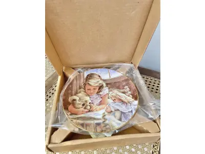 LOTE 024 - 01 RARO PRATO HAMILTON "PAI NOSSO", 1ª EDIÇÃO DA ORAÇÃO DO SENHOR, PRATO DE PORCELANA FINA, COM 22 CEM DE DIÂMETRO PRATO COLACIONÁVEIS,COM CERTIFICADO DE AUNTENCIDADE E NUMERADO  MENINA COM URSO E BONECA EDIÇÃO LIMITADA UMA SÉRIE DE PRATOS DE PORCELANA FINA LIMITADA A 10 DIAS DE QUEIMA DO ESTOQUE NOS EUA EM 1986.SUPORTE PARA PRATO NÃO INCLUÍDO NESTA VENDA.VEJA NAS FOTOS PREÇOS DELE EM OUTROS PAISES PRATOS MUITOS RAROS. (NO ESTADO) ATENÇÃO! FAZER A VISITAÇÃO ANTES DE ARREMATAR, NÃO SABEMOS SE FUNCIONA, LEILÃO NÃO TEM GARANTIA E NEM DEVOLUÇÃO, SUJEITO A POSSÍVEIS AVARIAS VISÍVEIS/OCULTAS E/OU AUSÊNCIA DE COMPONENTES.