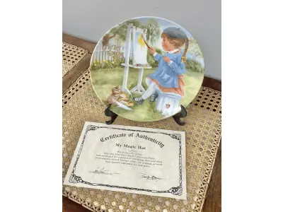 01 RARO PRATO DE PAREDE DE PORCELANA MY MAGIC HAT DA SÉRIE RUSTY MONEY PARECE QUE FOI ONTEM, SÉRIE "SEEMS LIKE YESTERDAY" "MY QUINTA EDIÇÃO PRODUÇÃO LIMITADA POR APENAS 10 DIAS DE PRODUÇÃO ,ENCERRADA DEFINITIVAMENTE, COM 21 CM DE DIAMETRÔ COM CERTIFICAFO DE AUNTECIDADE ITEM COMPRADO EM GARAGENS DE ANTIGUIDADES NOS EUA.SUPORTE PARA PRATO NÃO INCLUÍDO NESTA VENDA. (NO ESTADO) ATENÇÃO! FAZER A VISITAÇÃO ANTES DE ARREMATAR, NÃO SABEMOS SE FUNCIONA, LEILÃO NÃO TEM GARANTIA E NEM DEVOLUÇÃO, SUJEITO A POSSÍVEIS AVARIAS VISÍVEIS/OCULTAS E/OU AUSÊNCIA DE COMPONENTES.