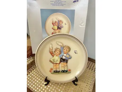 LOTE 026 - 01 RARO PRATO ANUAL M.J. HUMMEL 1985 EM BAIXO-RELEVO - TERCEIRA / ÚLTIMA EDIÇÃO PRATO DE ANIVERSÁRIO "AUF WIEDERSEHEN" FABRICADO NA ALEMANHA OCIDENTAL EM 1980. COM 25 CM DE DIÂMETRO. ACOMPANHA A CAIXA ORIGINAL.SUPORTE PARA PRATO NÃO INCLUÍDO NESTA VENDA.VEJA NAS FOTOS PREÇOS DELE EM OUTROS PAISES PRATOS MUITOS RAROS VEJA NAS FOTOS PREÇOS DELE EM OUTROS PAISES PRATOS MUITOS RAROS. (NO ESTADO) ATENÇÃO! FAZER A VISITAÇÃO ANTES DE ARREMATAR, NÃO SABEMOS SE FUNCIONA, LEILÃO NÃO TEM GARANTIA E NEM DEVOLUÇÃO, SUJEITO A POSSÍVEIS AVARIAS VISÍVEIS/OCULTAS E/OU AUSÊNCIA DE COMPONENTES.