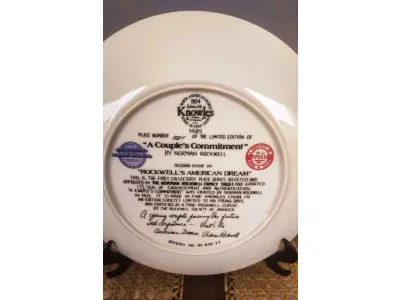 01 PRATO DE COLECIONADOR VINTAGE APRESENTA A ICÔNICA OBRA DE ARTE DE NORMAN ROCKWELL  DE UM CASAL QUE FOI PINTADO POR NORMAM EM 1925 REPRODUZIDA KNOWLES" EDIÇÃO LIMITADA  PELA  INTITULADA "COMPROMISSO DE UM CASAL". EM INGLÊS "A COUPLE'S COMMITMENT " O PRATO DE PORCELANA REDONDO COM 21,5 CM  DE DIÂMETRO E É DECORADO EM MULTICOLORIDO. É UMA ADIÇÃO PERFEITA A QUALQUER COLEÇÃO DE ITENS DECORATIVOS E CULTURAIS AMERICANOS. FABRICADA NOS ESTADOS UNIDOS NOS ANOS 80.ITEM COMPRADO EM GARAGENS DE ANTIGUIDADES NOS EUA. SUPORTE PARA PRATO NÃO INCLUÍDO NESTA VENDA. (NO ESTADO) ATENÇÃO! FAZER A VISITAÇÃO ANTES DE ARREMATAR, NÃO SABEMOS SE FUNCIONA, LEILÃO NÃO TEM GARANTIA E NEM DEVOLUÇÃO, SUJEITO A POSSÍVEIS AVARIAS VISÍVEIS/OCULTAS E/OU AUSÊNCIA DE COMPONENTES.