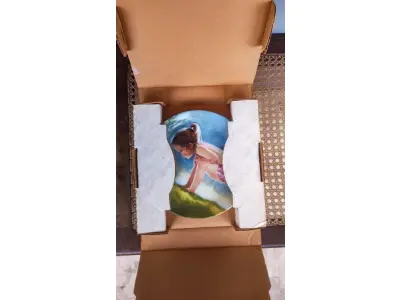 LOTE 020 - 01 LOTE DE PRATOS DE COLECIONADOR VINTAGE WONDER OF CHILDHOOD, OBRA DE ARTE DE DONALD ZOLAN, PRATO DE COLECIONADOR DE DONALD ZOLAN SÃO IMAGENS ADORÁVEIS QUE RETRATAM A MARAVILHA DA INFÂNCIA. ELES FORAM FABRICADOS PELA PEMBERTON & OAKES NA DÉCADA DE 1980.FORAM VENDIDOS POR APENAS 22 DIAS LOGO APOS ENCERRADA AS VENDAS. "PEQUENA MARAVILHA", DA FAMOSA SÉRIE DE CANÇÕES DE NINAR DE DONALD ZOLAN, DE 1985. FABRICADO NOS EUA.O PRATO NÚMERO 1939 A VEM NA CAIXA E DOCUMENTAÇÃO ORIGINAIS.ITEM COMPRADO EM GARAGENS DE ANTIGUIDADES NOS EUA. (NO ESTADO) ATENÇÃO! FAZER A VISITAÇÃO ANTES DE ARREMATAR, NÃO SABEMOS SE FUNCIONA, LEILÃO NÃO TEM GARANTIA E NEM DEVOLUÇÃO, SUJEITO A POSSÍVEIS AVARIAS VISÍVEIS/OCULTAS E/OU AUSÊNCIA DE COMPONENTES.