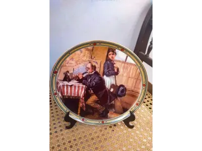 LOTE 206 - 01 BELO PRATO COLECIONÁVEL DA EDWIN M. KNOWLES CHINA COMPANY. ESTE PRATO SE CHAMA "A MAGIA DO MÚSICO" E FAZ PARTE DA COLEÇÃO "O SONHO AMERICANO DE ROCKWELL". É UMA EDIÇÃO LIMITADA, COM O NÚMERO DE PRATO 1334 C, E FOI CRIADO EM 1986. FOI PROJETADO PELO FAMOSO ARTISTA NORMAN ROCKWELL E É O SEXTO DA SÉRIE MENCIONADA ACIMA. ACOMPANHA O CERTIFICADO DE AUTENTICIDADE ORIGINAL E CARIMBO DE AUTENTICIDADE NO PRATO E OS DEMAIS DOCUMENTOS QUE VOCÊ VÊ NAS FOTOS. O PRATO TEM UM DIÂMETRO DE 21,8 CM. A EMBALAGEM ORIGINAL.O SUPORTE DO PRATO NÃO ESTÁ INCLUÍDO. (NO ESTADO) ATENÇÃO! FAZER A VISITAÇÃO ANTES DE ARREMATAR, NÃO SABEMOS SE FUNCIONA, LEILÃO NÃO TEM GARANTIA E NEM DEVOLUÇÃO, SUJEITO A POSSÍVEIS AVARIAS VISÍVEIS/OCULTAS E/OU AUSÊNCIA DE COMPONENTES.