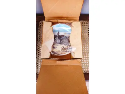 LOTE 202 - 01 RARO PRATO PORCELANA DA COLEÇAO CELEIROS AMERICANOS EM EXTINÇÃO FRANCISCANA DA HISTORIC PROVIDENCE MINT WORLD PREMIER FIRST EDITION, DE 1983, DA SÉRIE THE VANISHING AMERICAN BARN, DA HARRIS HIEN, A SEGUNDA EDIÇÃO DA SÉRIE, INTITULADA "THE LOG BARN", VICTORIAN BARN". O PRATO APRESENTA UMA REPRESENTAÇÃO ÚNICA, DETALHADA E COLORIDA DE UM TIPO DE CELEIRO AMERICANO, SITUADO EM UM CENÁRIO DE FAZENDA DE DIFERENTES REGIÕES DO PAÍS, COM DETALHES DOURADOS NA BORDA. ESTAMPADAS NA PARTE INFERIOR COM O NOME DA SÉRIE, TÍTULO, ASSINATURA IMPRESSA DO ARTISTA E A MARCA THE HISTORIC PROVIDENCE MINT, E MEDEM APROXIMADAMENTE 21,8 CM DE DIÂMETRO. EM EXCELENTE ESTADO, POSSUI A CAIXA ORIGINAL E OS DOCUMENTOS.O SUPORTE DO PRATO NÃO ESTÁ INCLUÍDO. (NO ESTADO) ATENÇÃO! FAZER A VISITAÇÃO ANTES DE ARREMATAR, NÃO SABEMOS SE FUNCIONA, LEILÃO NÃO TEM GARANTIA E NEM DEVOLUÇÃO, SUJEITO A POSSÍVEIS AVARIAS VISÍVEIS/OCULTAS E/OU AUSÊNCIA DE COMPONENTES.