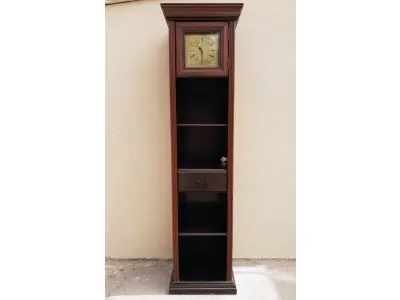 LOTE 023 - 01 LINDO RELÓGIO COLUNA COM FUNCIONANDO, 199 X 44 X 38 CM. (NO ESTADO) ATENÇÃO! FAZER A VISITAÇÃO ANTES DE ARREMATAR, NÃO SABEMOS SE FUNCIONA, LEILÃO NÃO TEM GARANTIA E NEM DEVOLUÇÃO, SUJEITO A POSSÍVEIS AVARIAS VISÍVEIS/OCULTAS E/OU AUSÊNCIA DE COMPONENTES.