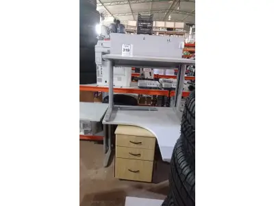 LOTE 319 - 01 MESA EM L, 01 MESA DE ESCRITÓRIO E 01 GAVETEIRO. (NO ESTADO) ATENÇÃO! FAZER A VISITAÇÃO ANTES DE ARREMATAR, NÃO SABEMOS SE FUNCIONA, LEILÃO NÃO TEM GARANTIA E NEM DEVOLUÇÃO, SUJEITO A POSSÍVEIS AVARIAS VISÍVEIS/OCULTAS E/OU AUSÊNCIA DE COMPONENTES.