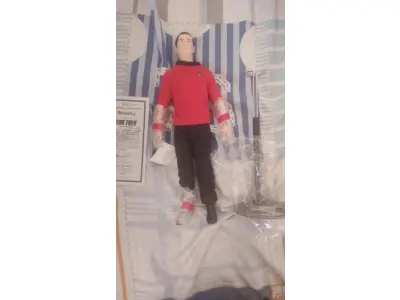 LOTE 065 - 01 BONECO DE COLEÇÃO HAMILTON RJ ERNST STAR TREK SULU DOLL 1988 MIB. (NO ESTADO) ATENÇÃO! FAZER A VISITAÇÃO ANTES DE ARREMATAR, NÃO SABEMOS SE FUNCIONA, LEILÃO NÃO TEM GARANTIA E NEM DEVOLUÇÃO, SUJEITO A POSSÍVEIS AVARIAS VISÍVEIS/OCULTAS E/OU AUSÊNCIA DE COMPONENTES.