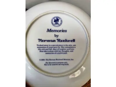 LOTE 220 - 01 PRATO DECORATIVO VINTAGE “MEMORIES” DE NORMAN ROCKWELL. "ELA ENCONTROU UM LUGAR MUITO ESPECIAL NO SÓTÃO: AS MEMÓRIAS DE UMA VIDA FELIZ, PLENA E CHEIA DE ALEGRIA." COPYRIGHT 1984, THE NORMAN ROCKWELL MUSEUM INC. COM 16,5 CM DE DIÂMETRO. EM PERFEITO ESTADO, PARECE NOVO! UMA ADIÇÃO DESLUMBRANTE A QUALQUER COLEÇÃO! .ITEM COMPRADO EM GARAGENS DE ANTIGUIDADES NOS EUA. SUPORTE PARA PRATO NÃO INCLUÍDO NESTA VENDA. (NO ESTADO) ATENÇÃO! FAZER A VISITAÇÃO ANTES DE ARREMATAR, NÃO SABEMOS SE FUNCIONA, LEILÃO NÃO TEM GARANTIA E NEM DEVOLUÇÃO, SUJEITO A POSSÍVEIS AVARIAS VISÍVEIS/OCULTAS E/OU AUSÊNCIA DE COMPONENTES.