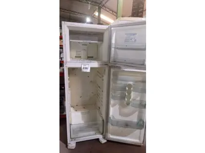LOTE 330 - 01 GELADEIRA MARCA ELECTROLUX. 220V (NO ESTADO) ATENÇÃO! FAZER A VISITAÇÃO ANTES DE ARREMATAR, NÃO SABEMOS SE FUNCIONA, LEILÃO NÃO TEM GARANTIA E NEM DEVOLUÇÃO, SUJEITO A POSSÍVEIS AVARIAS VISÍVEIS/OCULTAS E/OU AUSÊNCIA DE COMPONENTES.