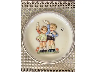 LOTE 026 - 01 RARO PRATO ANUAL M.J. HUMMEL 1985 EM BAIXO-RELEVO - TERCEIRA / ÚLTIMA EDIÇÃO PRATO DE ANIVERSÁRIO "AUF WIEDERSEHEN" FABRICADO NA ALEMANHA OCIDENTAL EM 1980. COM 25 CM DE DIÂMETRO. ACOMPANHA A CAIXA ORIGINAL.SUPORTE PARA PRATO NÃO INCLUÍDO NESTA VENDA.VEJA NAS FOTOS PREÇOS DELE EM OUTROS PAISES PRATOS MUITOS RAROS VEJA NAS FOTOS PREÇOS DELE EM OUTROS PAISES PRATOS MUITOS RAROS. (NO ESTADO) ATENÇÃO! FAZER A VISITAÇÃO ANTES DE ARREMATAR, NÃO SABEMOS SE FUNCIONA, LEILÃO NÃO TEM GARANTIA E NEM DEVOLUÇÃO, SUJEITO A POSSÍVEIS AVARIAS VISÍVEIS/OCULTAS E/OU AUSÊNCIA DE COMPONENTES.