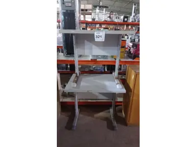 LOTE 321 - 02 MESAS PEQUENAS. (NO ESTADO) ATENÇÃO! FAZER A VISITAÇÃO ANTES DE ARREMATAR, NÃO SABEMOS SE FUNCIONA, LEILÃO NÃO TEM GARANTIA E NEM DEVOLUÇÃO, SUJEITO A POSSÍVEIS AVARIAS VISÍVEIS/OCULTAS E/OU AUSÊNCIA DE COMPONENTES.