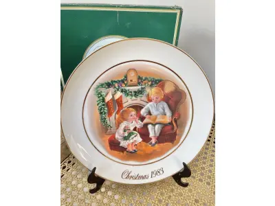 01 LINDO PRATO DE NATAL DA SÉRIE AVON CHRISTMAS PLATE  PRATO DE COLECIONADOR FEITO NA INGLATERRA POR ENOCH WEDGWOOD COUNTRY CHRISTMAS SERIES 3ª EDIÇÃO HOLIDAY WEDGWOOD VINTAGE. (TUNSTALL) EM 1983.COM 23,5 CM DE DIÂMETRO A IMPRESSÃO NESTE PRATO É DE "APROVEITANDO O BEM ANTES DO NATAL" COM DOIS ANÉIS DE OURO 22K . ITEM COMPRADO EM GARAGENS DE ANTIGUIDADES NOS EUA.SUPORTE PARA PRATO NÃO INCLUÍDO NESTA VENDA.SUPORTE PARA PRATO NÃO INCLUÍDO NESTA VENDA. (NO ESTADO) ATENÇÃO! FAZER A VISITAÇÃO ANTES DE ARREMATAR, NÃO SABEMOS SE FUNCIONA, LEILÃO NÃO TEM GARANTIA E NEM DEVOLUÇÃO, SUJEITO A POSSÍVEIS AVARIAS VISÍVEIS/OCULTAS E/OU AUSÊNCIA DE COMPONENTES.