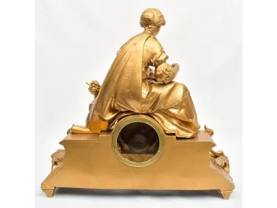 01 RELÓGIO DE MESA  EM METAL FRANCÊS SÉCULO XIX. "APARENTEMENTE BANHADO A OURO"   AVALIADA EM 5 MIL REAIS  MEDIDA: 45 CM DE ALTURA X 15 CM DE PROFUNDIDADE X 50 CM LARGURA; RELÓGIO COMPLETO COM PÊNDULO, MÁQUINA E CHAVE.MUITO BEM CONSERVADO NOVÍSSIMO. (NO ESTADO) ATENÇÃO! FAZER A VISITAÇÃO ANTES DE ARREMATAR, NÃO SABEMOS SE FUNCIONA, LEILÃO NÃO TEM GARANTIA E NEM DEVOLUÇÃO, SUJEITO A POSSÍVEIS AVARIAS VISÍVEIS/OCULTAS E/OU AUSÊNCIA DE COMPONENTES.