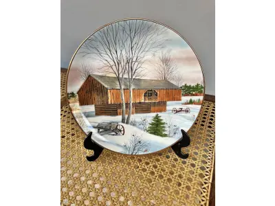 01 PRATO DE COLECIONADOR DA HISTORIC PROVIDENCE MINT EDIÇÃO LIMITADA GUARDADA A ANOS COM DOCUMENTAÇÃO DA ÉPOCA APRESENTA O DESIGN DE 1983 "APALACHIAN BARN", QUE DESTACA A BELEZA DOS CELEIROS AMERICANOS. MEDE 21,5 CM DE DIÂMETRO. O DESIGN MULTICOLORIDO RETRATA UM CELEIRO NA REGIÃO DOS APALACHES E É UM ITEM VINTAGE DA DÉCADA DE 1980. UMA ÓTIMA ADIÇÃO A QUALQUER COLEÇÃO. O PRATO É ROTULADO COMO ITEM DE COLECIONADOR E É PERFEITO PARA EXIBIÇÃO EM CASA OU NO ESCRITÓRIO. “ITEM COMPRADO EM GARAGENS DE ANTIGUIDADES NOS EUA.”SUPORTE PARA PRATO NÃO INCLUÍDO NESTA VENDA. (NO ESTADO) ATENÇÃO! FAZER A VISITAÇÃO ANTES DE ARREMATAR, NÃO SABEMOS SE FUNCIONA, LEILÃO NÃO TEM GARANTIA E NEM DEVOLUÇÃO, SUJEITO A POSSÍVEIS AVARIAS VISÍVEIS/OCULTAS E/OU AUSÊNCIA DE COMPONENTES.