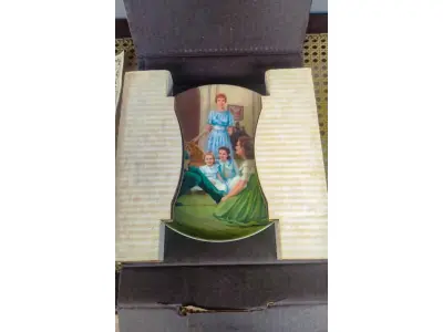 LOTE 256 - 01 PRATO DE COLECIONADOR É UM ITEM ESSENCIAL PARA QUALQUER ENTUSIASTA DE ITENS DECORATIVOS. O PRATO EDELWEISS "A NOVIÇA REBELDE", DA KNOWLES, É O QUINTO DA SÉRIE E VEM COM CERTIFICADO DE AUTENTICIDADE, CAIXA ORIGINAL E UM FOLHETO EXPLICATIVO. O PRATO TEM UM BELO DESIGN MULTICOLORIDO, PINTADO EXCLUSIVAMENTE PARA ESTA EDIÇÃO LIMITADA POR T. CRNKOVICH. O PRATO TEM 21,5 CM DE DIÂMETRO E É FEITO DE PORCELANA FINA, COM UM ESTILO DE PRODUÇÃO DE COZIMENTO EM PORCELANA FINA POR EDWIN M. KNOWLES.PRATO DE NUMERO 3247C. ESTE PRATO VINTAGE É DA DÉCADA DE 1980 E É PERFEITO PARA QUALQUER OCASIÃO.ITEM COMPRADO E GARAGENS DE ANTIGUIDADES NOS EUA. SUPORTE PARA PRATO NÃO INCLUÍDO NESTA VENDA. (NO ESTADO) ATENÇÃO! FAZER A VISITAÇÃO ANTES DE ARREMATAR, NÃO SABEMOS SE FUNCIONA, LEILÃO NÃO TEM GARANTIA E NEM DEVOLUÇÃO, SUJEITO A POSSÍVEIS AVARIAS VISÍVEIS/OCULTAS E/OU AUSÊNCIA DE COMPONENTES.