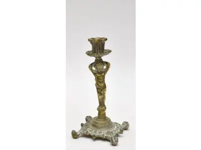 LOTE 047 - 01 CASTIÇAL DE BRONZE PARA VELA, 26 DE ALTURA. (NO ESTADO) ATENÇÃO! FAZER A VISITAÇÃO ANTES DE ARREMATAR, NÃO SABEMOS SE FUNCIONA, LEILÃO NÃO TEM GARANTIA E NEM DEVOLUÇÃO, SUJEITO A POSSÍVEIS AVARIAS VISÍVEIS/OCULTAS E/OU AUSÊNCIA DE COMPONENTES.