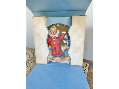 LOTE 062 - 01 PRATO VINTAGE DE COLECIONADOR, POR: JOHN MCCLELLAND 1ª EDIÇÃO DA COLEÇÃO MCCLELLAND CHILDREN'S CIRCUS INTITULADO "TOMMY, O PALHAÇO", DA "COLEÇÃO DE CIRCO" RECO DA KNOWLES COLLECTOR PLATES, COM CERTIFICADO DE AUTENTICIDADE ASSINADO É UMA VERDADEIRA PEÇA AMERICANA. ESTILO ART DÉCO. FEITO DE CERÂMICA DE ALTA QUALIDADE COM 23 CM DE DIÂMETRO , É UMA PEÇA DE EDIÇÃO LIMITADA DO FINAL DO SÉCULO XX (1980-1989). ESTE PRATO É PERFEITO PARA COLECIONADORES DE ITENS COM TEMÁTICA CIRCENSE E PARA AQUELES QUE APRECIAM A ARTE DE PEÇAS VINTAGE. ITEM COMPRADO EM GARAGEM DE ANTIGUIDADES NOS EUA.SUPORTE PARA PRATO NÃO INCLUÍDO NESTA VENDA. (NO ESTADO) ATENÇÃO! FAZER A VISITAÇÃO ANTES DE ARREMATAR, NÃO SABEMOS SE FUNCIONA, LEILÃO NÃO TEM GARANTIA E NEM DEVOLUÇÃO, SUJEITO A POSSÍVEIS AVARIAS VISÍVEIS/OCULTAS E/OU AUSÊNCIA DE COMPONENTES.