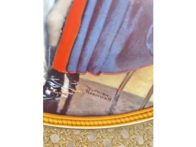 LOTE 216 - 01 RARO PRATO NORMAN ROCKWELL COM 25,5 DE DIAMETRO VINTAGE DE COLECIONADOR- DÉCADA DE 1980 - BRADFORD EXCHANGE - PRATO DECORATIVO - "A PROPOSTA INESPERADA" - PRIMEIRA EDIÇÃO - ROCKWELL'S COLONIALS: THE RAREST ROCKWELLS - EDWIN KNOWLES - COLECIONÁVEL. PRATO DE NUMERO 137B NÚMERO 1920D. ESTÁ EM EXCELENTE ESTADO, COMO NOVO. A BRADFORD EXCHANGE CHAMA OS COLONIAIS DE ROCKWELL DE "OS ROCKWELLS MAIS RAROS"... "NORMAN ROCKWELL RETRATA O ESPLENDOR DA HISTÓRIA AMERICANA." BRADFORD EXCHANGE.ITEM COMPRADO EM GARAGENS DE ANTIGUIDADES NOS EUA. SUPORTE PARA PRATO NÃO INCLUÍDO NESTA VENDA. (NO ESTADO) ATENÇÃO! FAZER A VISITAÇÃO ANTES DE ARREMATAR, NÃO SABEMOS SE FUNCIONA, LEILÃO NÃO TEM GARANTIA E NEM DEVOLUÇÃO, SUJEITO A POSSÍVEIS AVARIAS VISÍVEIS/OCULTAS E/OU AUSÊNCIA DE COMPONENTES.