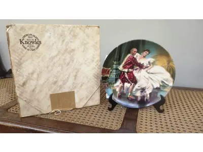 01 COLECIONADOR VINTAGE "O SAPATEIRO",  FOI CRIADO POR KNOWLES EM 1978. PRATO VINTAGE PERTENCE AO FINAL DO SÉCULO XX E FOI PRODUZIDO NOS ESTADOS UNIDOS COM TÉCNICAS DE CERÂMICA ARTÍSTICA, PERFEITO PARA COLECIONADORES DE PRATOS DECORATIVOS E FÃS DA OBRA DE NORMAN ROCKWELL. SEU ESTILO DECORATIVO E A TEMÁTICA DA CULTURA AMERICANA O TORNAM UM ÓTIMO COMPLEMENTO PARA QUALQUER COLEÇÃO. ITEM FOI ENCONTRADO EM UM ARMÁRIO DURANTE A VENDA DE UMA PROPRIEDADE, APÓS MUITOS ANOS GUARDADOS. “CAIXA ORIGINAL E COM CERTIFICADO DE AUTENTICIDADE, SUPORTE PARA PRATO NÃO INCLUÍDO NESTA VENDA. (NO ESTADO) ATENÇÃO! FAZER A VISITAÇÃO ANTES DE ARREMATAR, NÃO SABEMOS SE FUNCIONA, LEILÃO NÃO TEM GARANTIA E NEM DEVOLUÇÃO, SUJEITO A POSSÍVEIS AVARIAS VISÍVEIS/OCULTAS E/OU AUSÊNCIA DE COMPONENTES.