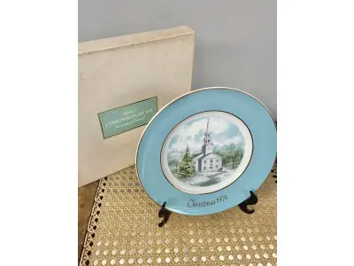 LOTE 054 - 01 LINDO PRATO DE NATAL DA SÉRIE AVON CHRISTMAS PLATE  PRATO DE COLECIONADOR FEITO NA INGLATERRA POR ENOCH WEDGWOOD CHRISTMAS SERIES 2ª EDIÇÃO  SÉRIE COUNTRY CHURCH 2ª EDIÇÃO 1974 VINTAGE. (TUNSTALL) EM 1980.COM 21,5 CM DE DIÂMETRO COM DOIS ANÉIS DE OURO 22K . ITEM COMPRADO EM GARAGENS DE ANTIGUIDADES NOS EUA." ITEM COMPRADO EM GARAGENS DE ANTIGUIDADES NOS EUA.SUPORTE PARA PRATO NÃO INCLUÍDO NESTA VENDA. (NO ESTADO) ATENÇÃO! FAZER A VISITAÇÃO ANTES DE ARREMATAR, NÃO SABEMOS SE FUNCIONA, LEILÃO NÃO TEM GARANTIA E NEM DEVOLUÇÃO, SUJEITO A POSSÍVEIS AVARIAS VISÍVEIS/OCULTAS E/OU AUSÊNCIA DE COMPONENTES.