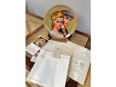 LOTE 038 - 01 RARO PRATO DE COLECIONADOR KNOWLES MINT DE 1983. COM 21,5 CM DE CUMPRIMENTO EDIÇÃO LIMITADA DA COLEÇÃO NORMAN ROCKWELL."MEETING ON THE PATH" "ENCONTRO NO CAMINHO", D, ROCKWELL SOCIETY NO VERSO DA PLACA. COM CERTIFICADO DE AUTENTICIDADE, EMBALAGEM ORIGINAL. LIMITADO A 100 DIAS DE PRODUÇÃO. ITEM COMPRADO EM GARAGENS DE ANTIGUIDADES NOS EUA.SUPORTE PARA PRATO NÃO INCLUÍDO NESTA VENDA. (NO ESTADO) ATENÇÃO! FAZER A VISITAÇÃO ANTES DE ARREMATAR, NÃO SABEMOS SE FUNCIONA, LEILÃO NÃO TEM GARANTIA E NEM DEVOLUÇÃO, SUJEITO A POSSÍVEIS AVARIAS VISÍVEIS/OCULTAS E/OU AUSÊNCIA DE COMPONENTES.