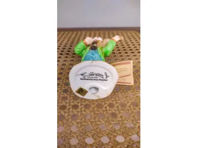 LOTE 203 - 01 ESTATUETA DE PALHAÇO DE CERÂMICA VINTAGE DA COLEÇÃO FLAMBRO DE EMMETT KELLY JR. PAÍS/REGIÃO DE FABRICAÇÃO TAIWAN. ESTA ESTATUETA DO EMMETT KELLY JR. APRESENTA UM PALHAÇO EMMETT KELLY JR. PALHAÇO  TOCANDO VIOLINO ORIGINAL. EXCELENTE ESTADO, SEM LASCAS, RACHADURAS EM ÓTIMO ESTADO PEÇA RARA ITEM LANÇADOS ANOS 90 NOS EUA  CM DE ALTURA E UMA BASE DE 15 ​​CM. COM  SUA ASSINATURA NA PARTE INFERIOR JUNTO COM "EXCLUSIVAMENTE DA FLAMBRO EMPRESA FAMOSA NOS EUA DECADA DE 90, COMPRADAS EM LOJAS DE ANTIGUIDADES DOS EUA. (NO ESTADO) ATENÇÃO! FAZER A VISITAÇÃO ANTES DE ARREMATAR, NÃO SABEMOS SE FUNCIONA, LEILÃO NÃO TEM GARANTIA E NEM DEVOLUÇÃO, SUJEITO A POSSÍVEIS AVARIAS VISÍVEIS/OCULTAS E/OU AUSÊNCIA DE COMPONENTES.