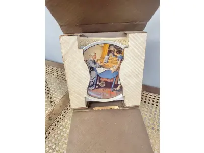 LOTE 050 - 01 RARO PRATO DE "1983 ADD TWO CUPS AND A MEASURE OF LOVE - COLLECTIBLE PORCELAIN PLATE", DE NORMAN ROCKWELL! FABRICADO PELA KNOWLES, A MARCA MAIS ANTIGA DA AMÉRICA EM PORCELANA FINA. MEDE APROXIMADAMENTE 21,5 CM DE DIÂMETRO.NO VERSO DO PRATO ESTÁ ESCRITO: "DA PRIMEIRA EDIÇÃO LIMITADA, 'ADD TWO CUPS AND A MEASURE OF LOVE', DE NORMAN ROCKWELL. O OITAVO DE UMA SÉRIE ANUAL PARA O DIA DAS MÃES. COM CERTIFICADO DE ALTENCIDADE PELA ROCKWELL SOCIETY OF AMERICA. FEITO EM EDIÇÃO LIMITADA, PERMANENTEMENTE FECHADO EM 8 DE MAIO DE 1983, POR KNOWLES.ITEM COMPRADO EM GAREGEM DE ANTIGUIDADES NOS EUA.SUPORTE PARA PRATO NÃO INCLUÍDO NESTA VENDA. (NO ESTADO) ATENÇÃO! FAZER A VISITAÇÃO ANTES DE ARREMATAR, NÃO SABEMOS SE FUNCIONA, LEILÃO NÃO TEM GARANTIA E NEM DEVOLUÇÃO, SUJEITO A POSSÍVEIS AVARIAS VISÍVEIS/OCULTAS E/OU AUSÊNCIA DE COMPONENTES.