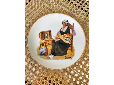 01 PRATO DECORATIVO VINTAGE “MEMORIES” DE NORMAN ROCKWELL. "ELA ENCONTROU UM LUGAR MUITO ESPECIAL NO SÓTÃO: AS MEMÓRIAS DE UMA VIDA FELIZ, PLENA E CHEIA DE ALEGRIA." COPYRIGHT 1984, THE NORMAN ROCKWELL MUSEUM INC. COM 16,5 CM DE DIÂMETRO. EM PERFEITO ESTADO, PARECE NOVO! UMA ADIÇÃO DESLUMBRANTE A QUALQUER COLEÇÃO! .ITEM COMPRADO EM GARAGENS DE ANTIGUIDADES NOS EUA. SUPORTE PARA PRATO NÃO INCLUÍDO NESTA VENDA. (NO ESTADO) ATENÇÃO! FAZER A VISITAÇÃO ANTES DE ARREMATAR, NÃO SABEMOS SE FUNCIONA, LEILÃO NÃO TEM GARANTIA E NEM DEVOLUÇÃO, SUJEITO A POSSÍVEIS AVARIAS VISÍVEIS/OCULTAS E/OU AUSÊNCIA DE COMPONENTES.