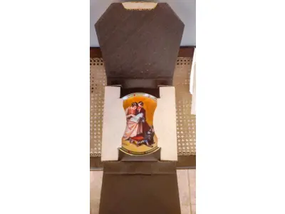 LOTE 226 - 01 PRATO DE COLECIONADOR VINTAGE APRESENTA A ICÔNICA OBRA DE ARTE DE NORMAN ROCKWELL  DE UM CASAL QUE FOI PINTADO POR NORMAM EM 1925 REPRODUZIDA KNOWLES" EDIÇÃO LIMITADA  PELA  INTITULADA "COMPROMISSO DE UM CASAL". EM INGLÊS "A COUPLE'S COMMITMENT " O PRATO DE PORCELANA REDONDO COM 21,5 CM  DE DIÂMETRO E É DECORADO EM MULTICOLORIDO. É UMA ADIÇÃO PERFEITA A QUALQUER COLEÇÃO DE ITENS DECORATIVOS E CULTURAIS AMERICANOS. FABRICADA NOS ESTADOS UNIDOS NOS ANOS 80.ITEM COMPRADO EM GARAGENS DE ANTIGUIDADES NOS EUA. SUPORTE PARA PRATO NÃO INCLUÍDO NESTA VENDA. (NO ESTADO) ATENÇÃO! FAZER A VISITAÇÃO ANTES DE ARREMATAR, NÃO SABEMOS SE FUNCIONA, LEILÃO NÃO TEM GARANTIA E NEM DEVOLUÇÃO, SUJEITO A POSSÍVEIS AVARIAS VISÍVEIS/OCULTAS E/OU AUSÊNCIA DE COMPONENTES.