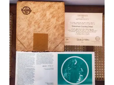 LOTE 250 - 01 NOSTÁLGICO PRATO DE NORMAN ROCKWELL  “VESTIDO DE CORTEJO DA VOVÓ” DE NORMAN ROCKWELL. VEM COM COA, PANFLETO, CAIXA ORIGINAL E CERTIFICADO DE AUTENTICIDADE. PRATO Nº 10111F. BRADEX 84-R70-2.9 O NONO DE UMA SÉRIE ANUAL PARA O DIA DAS MÃES. PRODUZIDO EM EDIÇÃO LIMITADA, PERMANENTEMENTE FECHADO EM 12 DE MAIO DE 1984. POR KNOWLES, O NOME MAIS ANTIGO DA AMÉRICA NA CHINA FINA. EM EXCELENTES CONDIÇÕES, SEM FALHAS VISÍVEIS, MANTIDO NA CAIXA ORIGINAL E NUNCA EXPOSTO. COM CAIXA NÃO ESTÁ PERFEITA E APRESENTA SINAIS DE ENVELHECIMENTO, FITA ADESIVA E A ETIQUETA DE REMESSA BRADFORD EXCHANGE. TAMANHO DA PLACA: 21,5 CM DE  DIÂMETRO.ITEM COMPRADO E GARAGENS DE ANTIGUIDADES NOS EUA. SUPORTE PARA PRATO NÃO INCLUÍDO NESTA VENDA. (NO ESTADO) ATENÇÃO! FAZER A VISITAÇÃO ANTES DE ARREMATAR, NÃO SABEMOS SE FUNCIONA, LEILÃO NÃO TEM GARANTIA E NEM DEVOLUÇÃO, SUJEITO A POSSÍVEIS AVARIAS VISÍVEIS/OCULTAS E/OU AUSÊNCIA DE COMPONENTES.