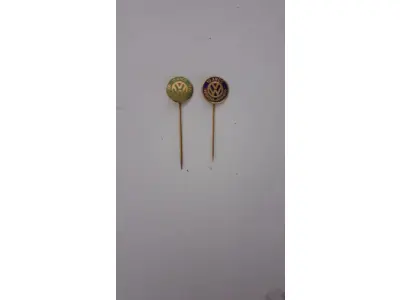 01 LOTE DE RAROS BROCHES DE EX FUNCIONÁRIO  COMEMORATIVOS VOLKSWAGEN COM 3,7 GRAMAS DE OURO 10 E 15 ANOS