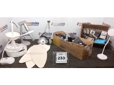 LOTE 233 - 03 LUMINÁRIAS DE MESA E GRANDE QUANTIDADE DE CONTADOR WEG. (NO ESTADO) ATENÇÃO! FAZER A VISITAÇÃO ANTES DE ARREMATAR, NÃO SABEMOS SE FUNCIONA, LEILÃO NÃO TEM GARANTIA E NEM DEVOLUÇÃO, SUJEITO A POSSÍVEIS AVARIAS VISÍVEIS/OCULTAS E/OU AUSÊNCIA DE COMPONENTES.