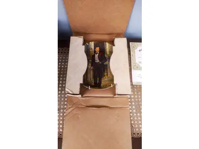 ESTE É O QUARTO PRATO NORMAN ROCKWELL DE COLECIONADOR DA COLEÇÃO E O VENTO LEVOU DE KNOWLES. FOI FEITO EM 1981 E É INTITULADO "RHETT".FEITO NOS EUA, EMPRESA DE FABRICAÇÃO KNOWLES COM A ASSISTÊNCIA DA METRO-GOLDWYN-MAYER.EDIÇÃO LIMITADA.ARTISTA RAYMOND KURSAR.ANO DE 1981.DIÂMETRO 21 CM. PRATO EM CAIXA COM CERTIFICADO, DE AUTENTICIDADE. E UM ÓTIMO COMPLEMENTO PARA QUALQUER COLEÇÃO. O PRATO FOI FABRICADO NOS ESTADOS UNIDOS NA DÉCADA DE 1981 E É CONSIDERADO UM ITEM VINTAGE. ALÉM DE SUA IMPORTÂNCIA CULTURAL COMO ITEM COLECIONÁVEL AMERICANO, ESTE PRATO TAMBÉM OSTENTA DIVERSAS CARACTERÍSTICAS, INCLUINDO O STATUS DE EDIÇÃO LIMITADA E A INCLUSÃO DA EMBALAGEM E DOCUMENTAÇÃO ORIGINAIS. É PERFEITO PARA QUALQUER OCASIÃO E UM ÓTIMO PRESENTE PARA QUALQUER COLECIONADOR OU ENTUSIASTA.O SUPORTE DO PRATO NÃO ESTÁ INCLUÍDO. (NO ESTADO) ATENÇÃO! FAZER A VISITAÇÃO ANTES DE ARREMATAR, NÃO SABEMOS SE FUNCIONA, LEILÃO NÃO TEM GARANTIA E NEM DEVOLUÇÃO, SUJEITO A POSSÍVEIS AVARIAS VISÍVEIS/OCULTAS E/OU AUSÊNCIA DE COMPONENTES.