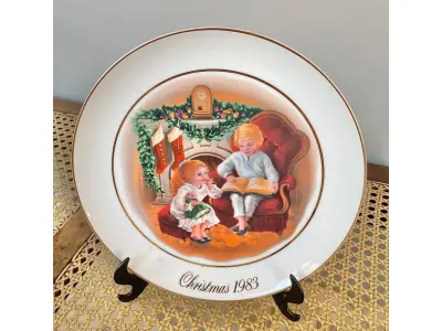 LOTE 078 - 01 LINDO PRATO DE NATAL DA SÉRIE AVON CHRISTMAS PLATE  PRATO DE COLECIONADOR FEITO NA INGLATERRA POR ENOCH WEDGWOOD COUNTRY CHRISTMAS SERIES 3ª EDIÇÃO HOLIDAY WEDGWOOD VINTAGE. (TUNSTALL) EM 1983.COM 23,5 CM DE DIÂMETRO A IMPRESSÃO NESTE PRATO É DE "APROVEITANDO O BEM ANTES DO NATAL" COM DOIS ANÉIS DE OURO 22K . ITEM COMPRADO EM GARAGENS DE ANTIGUIDADES NOS EUA.SUPORTE PARA PRATO NÃO INCLUÍDO NESTA VENDA.SUPORTE PARA PRATO NÃO INCLUÍDO NESTA VENDA. (NO ESTADO) ATENÇÃO! FAZER A VISITAÇÃO ANTES DE ARREMATAR, NÃO SABEMOS SE FUNCIONA, LEILÃO NÃO TEM GARANTIA E NEM DEVOLUÇÃO, SUJEITO A POSSÍVEIS AVARIAS VISÍVEIS/OCULTAS E/OU AUSÊNCIA DE COMPONENTES.