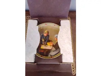 01 PRATO DE COLECIONADOR NORMAN ROCKWELL "A FAMILY'S FULL MEASURE" NUMERADO 1918 D TERCEIRA EDIÇÃO DA SÉRIE "O SONHO AMERICANO DE ROCKWELL" PINTADA A MÃO PELO PRÓPRIO ARTISTAS EDIÇÃO LIMITADA, FABRICADO NA CHINA FINE KNOWLES EM UMA EDIÇÃO LIMITADA A 150 DIAS DE QUEIMA, CARIMBO DE AUTENTICAÇÃO CERTIFICADO IMPRESSO DE AUTENTICAÇÃO. DIÂMETRO 21 CM. PRATO EM CAIXA COM CERTIFICADO, DE AUTENTICIDADE. E UM ÓTIMO COMPLEMENTO PARA QUALQUER COLEÇÃO. O PRATO FOI FABRICADO NOS ESTADOS UNIDOS NA DÉCADA DE 1985 E É CONSIDERADO UM ITEM VINTAGE. ALÉM DE SUA IMPORTÂNCIA CULTURAL COMO ITEM COLECIONÁVEL AMERICANO, ESTE PRATO TAMBÉM OSTENTA DIVERSAS CARACTERÍSTICAS, INCLUINDO O STATUS DE EDIÇÃO LIMITADA E A INCLUSÃO DA EMBALAGEM E DOCUMENTAÇÃO ORIGINAIS. É PERFEITO PARA QUALQUER OCASIÃO E UM ÓTIMO PRESENTE PARA QUALQUER COLECIONADOR OU ENTUSIASTA.O SUPORTE DO PRATO NÃO ESTÁ INCLUÍDO. (NO ESTADO) ATENÇÃO! FAZER A VISITAÇÃO ANTES DE ARREMATAR, NÃO SABEMOS SE FUNCIONA, LEILÃO NÃO TEM GARANTIA E NEM DEVOLUÇÃO, SUJEITO A POSSÍVEIS AVARIAS VISÍVEIS/OCULTAS E/OU AUSÊNCIA DE COMPONENTES.