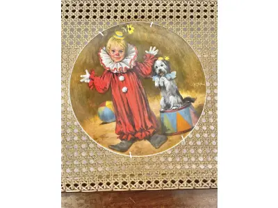 01 PRATO VINTAGE DE COLECIONADOR, POR: JOHN MCCLELLAND 1ª EDIÇÃO DA COLEÇÃO MCCLELLAND CHILDREN'S CIRCUS INTITULADO "TOMMY, O PALHAÇO", DA "COLEÇÃO DE CIRCO" RECO DA KNOWLES COLLECTOR PLATES, COM CERTIFICADO DE AUTENTICIDADE ASSINADO É UMA VERDADEIRA PEÇA AMERICANA. ESTILO ART DÉCO. FEITO DE CERÂMICA DE ALTA QUALIDADE COM 23 CM DE DIÂMETRO , É UMA PEÇA DE EDIÇÃO LIMITADA DO FINAL DO SÉCULO XX (1980-1989). ESTE PRATO É PERFEITO PARA COLECIONADORES DE ITENS COM TEMÁTICA CIRCENSE E PARA AQUELES QUE APRECIAM A ARTE DE PEÇAS VINTAGE. ITEM COMPRADO EM GARAGEM DE ANTIGUIDADES NOS EUA.SUPORTE PARA PRATO NÃO INCLUÍDO NESTA VENDA. (NO ESTADO) ATENÇÃO! FAZER A VISITAÇÃO ANTES DE ARREMATAR, NÃO SABEMOS SE FUNCIONA, LEILÃO NÃO TEM GARANTIA E NEM DEVOLUÇÃO, SUJEITO A POSSÍVEIS AVARIAS VISÍVEIS/OCULTAS E/OU AUSÊNCIA DE COMPONENTES.