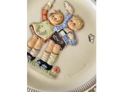 LOTE 026 - 01 RARO PRATO ANUAL M.J. HUMMEL 1985 EM BAIXO-RELEVO - TERCEIRA / ÚLTIMA EDIÇÃO PRATO DE ANIVERSÁRIO "AUF WIEDERSEHEN" FABRICADO NA ALEMANHA OCIDENTAL EM 1980. COM 25 CM DE DIÂMETRO. ACOMPANHA A CAIXA ORIGINAL.SUPORTE PARA PRATO NÃO INCLUÍDO NESTA VENDA.VEJA NAS FOTOS PREÇOS DELE EM OUTROS PAISES PRATOS MUITOS RAROS VEJA NAS FOTOS PREÇOS DELE EM OUTROS PAISES PRATOS MUITOS RAROS. (NO ESTADO) ATENÇÃO! FAZER A VISITAÇÃO ANTES DE ARREMATAR, NÃO SABEMOS SE FUNCIONA, LEILÃO NÃO TEM GARANTIA E NEM DEVOLUÇÃO, SUJEITO A POSSÍVEIS AVARIAS VISÍVEIS/OCULTAS E/OU AUSÊNCIA DE COMPONENTES.