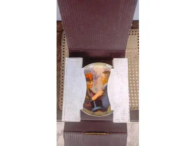 LOTE 025 - 01 PRATO DE NORMAN ROCKWELL "LOVES REWARD"EM PORTUGUES "AMA A RECOMPENSA" EDWIN KNOWLES 1987 21,5 CM DE DIÂMETRO.POR NORMAN ROCKWELL. ESSA SERIE FOI DE OITO PRATOS DA SÉRIE "O SONHO AMERICANO DE ROCKWELL" O ARTISTA MAIS QUERIDO DA AMÉRICA APRESENTA UMA SÉRIE, "ROCKWELL'S AMERICAN DREAM". ESTA É A OITAVA EDIÇÃO DA SÉRIE, "LOVE'S REWARD". PRATO VEM COM CERTIFICADO DE AUTENTICIDADE E FOLHETO COM COMENTÁRIO CRÍTICO EXPLICANDO A ILUSTRAÇÃO DE DAVID E. WILLIAMS.ESTA É A PLACA NÚMERO 3272C DA EDIÇÃO LIMITADA. EDWIN M, PORCELANA FINA KNOWLES, BRADEX NÚMERO 84-R70-7.8.ESTA PLACA DE COLECIONADOR RECONFORTANTE VEM EM SUA CAIXA ORIGINAL COM CERTIFICADO E SELO ORIGINAL DE AUTENTICIDADE E DOCUMENTAÇÃO.ITEM COMPRADO EM GARAGENS DE ANTIGUIDADES NOS EUA. (NO ESTADO) ATENÇÃO! FAZER A VISITAÇÃO ANTES DE ARREMATAR, NÃO SABEMOS SE FUNCIONA, LEILÃO NÃO TEM GARANTIA E NEM DEVOLUÇÃO, SUJEITO A POSSÍVEIS AVARIAS VISÍVEIS/OCULTAS E/OU AUSÊNCIA DE COMPONENTES.
