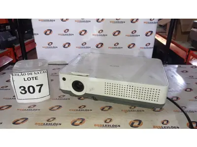 LOTE 307 - 01 PROJETOR MARCA SANYO COM CABOS. (NO ESTADO) ATENÇÃO! FAZER A VISITAÇÃO ANTES DE ARREMATAR, NÃO SABEMOS SE FUNCIONA, LEILÃO NÃO TEM GARANTIA E NEM DEVOLUÇÃO, SUJEITO A POSSÍVEIS AVARIAS VISÍVEIS/OCULTAS E/OU AUSÊNCIA DE COMPONENTES.