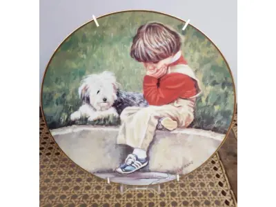 LOTE 014 - 01 RARO PRATO "DAVID'S DILEMMA" "EM PORTUGUES O DILEMA DE DAVID".VINTAGE DE 1982, MOMENTOS ESPECIAIS DE LUCELLE RAAD,4ª EDIÇÃO DA SÉRIE "MOMENTOS ESPECIAIS" CONCEITOS MODERNOS DE 1984,LIMITADO A APENAS 12.500 CÓPIAS EM TODO O MUNDO Nº DO PRATO E 1834, ESTE PRATO DE COLECIONADOR DA MODERN CONCEPTS, LTD. É UMA BELA ADIÇÃO A QUALQUER COLEÇÃO. O PRATO APRESENTA UM DESIGN COLORIDO, FORMATO REDONDO E 21,5 CM DE DIÂMETRO. FOI FEITO EM PORCELANA NO FINAL DO SÉCULO XX, ESPECIFICAMENTE EM 1984. O PRATO FAZ PARTE DA SÉRIE SECRETS SPECIAL MOMENTS, CRIADA POR LUCELLE RAAD, E TEM COMO TEMA CRIANÇAS. É UM ITEM VINTAGE E FOI FABRICADO NOS ESTADOS UNIDOS. ESTE PRATO DECORATIVO DE COLECIONADOR É PERFEITO PARA TODAS AS OCASIÕES E SERIA UM ÓTIMO COMPLEMENTO PARA QUALQUER DECORAÇÃO. EM EXCELENTE ESTADO, POSSUI A CAIXA ORIGINAL CERTIFICADO DE AUTENTICIDADE E OS DOCUMENTOS. O SUPORTE DO PRATO NÃO ESTÁ INCLUÍDO. PEÇA COMPRADA EM GARAGEM DE ANTIGUIDADES NOS EUA. (NO ESTADO) ATENÇÃO! FAZER A VISITAÇÃO ANTES DE ARREMATAR, NÃO SABEMOS SE FUNCIONA, LEILÃO NÃO TEM GARANTIA E NEM DEVOLUÇÃO, SUJEITO A POSSÍVEIS AVARIAS VISÍVEIS/OCULTAS E/OU AUSÊNCIA DE COMPONENTES.