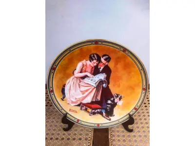 LOTE 226 - 01 PRATO DE COLECIONADOR VINTAGE APRESENTA A ICÔNICA OBRA DE ARTE DE NORMAN ROCKWELL  DE UM CASAL QUE FOI PINTADO POR NORMAM EM 1925 REPRODUZIDA KNOWLES" EDIÇÃO LIMITADA  PELA  INTITULADA "COMPROMISSO DE UM CASAL". EM INGLÊS "A COUPLE'S COMMITMENT " O PRATO DE PORCELANA REDONDO COM 21,5 CM  DE DIÂMETRO E É DECORADO EM MULTICOLORIDO. É UMA ADIÇÃO PERFEITA A QUALQUER COLEÇÃO DE ITENS DECORATIVOS E CULTURAIS AMERICANOS. FABRICADA NOS ESTADOS UNIDOS NOS ANOS 80.ITEM COMPRADO EM GARAGENS DE ANTIGUIDADES NOS EUA. SUPORTE PARA PRATO NÃO INCLUÍDO NESTA VENDA. (NO ESTADO) ATENÇÃO! FAZER A VISITAÇÃO ANTES DE ARREMATAR, NÃO SABEMOS SE FUNCIONA, LEILÃO NÃO TEM GARANTIA E NEM DEVOLUÇÃO, SUJEITO A POSSÍVEIS AVARIAS VISÍVEIS/OCULTAS E/OU AUSÊNCIA DE COMPONENTES.