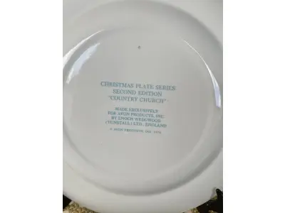LOTE 054 - 01 LINDO PRATO DE NATAL DA SÉRIE AVON CHRISTMAS PLATE  PRATO DE COLECIONADOR FEITO NA INGLATERRA POR ENOCH WEDGWOOD CHRISTMAS SERIES 2ª EDIÇÃO  SÉRIE COUNTRY CHURCH 2ª EDIÇÃO 1974 VINTAGE. (TUNSTALL) EM 1980.COM 21,5 CM DE DIÂMETRO COM DOIS ANÉIS DE OURO 22K . ITEM COMPRADO EM GARAGENS DE ANTIGUIDADES NOS EUA." ITEM COMPRADO EM GARAGENS DE ANTIGUIDADES NOS EUA.SUPORTE PARA PRATO NÃO INCLUÍDO NESTA VENDA. (NO ESTADO) ATENÇÃO! FAZER A VISITAÇÃO ANTES DE ARREMATAR, NÃO SABEMOS SE FUNCIONA, LEILÃO NÃO TEM GARANTIA E NEM DEVOLUÇÃO, SUJEITO A POSSÍVEIS AVARIAS VISÍVEIS/OCULTAS E/OU AUSÊNCIA DE COMPONENTES.