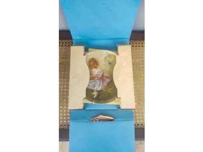 01 PRATO DE COLECIONADOR DA BRADFORD EXCHANGE DE 1981 APRESENTA A PEQUENA MISS MUFFET E SUA FAMOSA CANTIGA DE RODA. O PRATO APRESENTA UM DESIGN MULTICOLORIDO VIBRANTE FEITO DE PORCELANA DE ALTA QUALIDADE, TORNANDO-SE UMA ADIÇÃO VALIOSA AO CONJUNTO DE QUALQUER COLECIONADOR. O PRATO É UMA EDIÇÃO ÚNICA DE TERCEIRA EDIÇÃO E NÃO FOI MODIFICADO OU EMPACOTADO. O PRATO VINTAGE FOI FEITO NOS ESTADOS UNIDOS USANDO O ESTILO E A TÉCNICA DE PRODUÇÃO DE CERÂMICA ARTÍSTICA. 1981,PEQUENA MISS MUFFET,JOHN MC CLELLAND, PRATO DE EDIÇÃO ÚNICA DE TERCEIRA EDIÇÃO RECO. COM 21,5 CM DE DIÂMETRO PRATO NUMERO 9990L,ITEM COMPRADO E GARAGENS DE ANTIGUIDADES NOS EUA. SUPORTE PARA PRATO NÃO INCLUÍDO NESTA VENDA. (NO ESTADO) ATENÇÃO! FAZER A VISITAÇÃO ANTES DE ARREMATAR, NÃO SABEMOS SE FUNCIONA, LEILÃO NÃO TEM GARANTIA E NEM DEVOLUÇÃO, SUJEITO A POSSÍVEIS AVARIAS VISÍVEIS/OCULTAS E/OU AUSÊNCIA DE COMPONENTES.