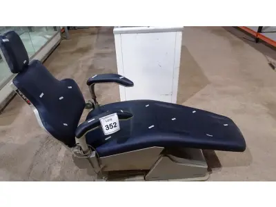 LOTE 352 - 01 CADEIRA ELÉTRICA ODONTOLÓGICA. (NO ESTADO) ATENÇÃO! FAZER A VISITAÇÃO ANTES DE ARREMATAR, NÃO SABEMOS SE FUNCIONA, LEILÃO NÃO TEM GARANTIA E NEM DEVOLUÇÃO, SUJEITO A POSSÍVEIS AVARIAS VISÍVEIS/OCULTAS E/OU AUSÊNCIA DE COMPONENTES.