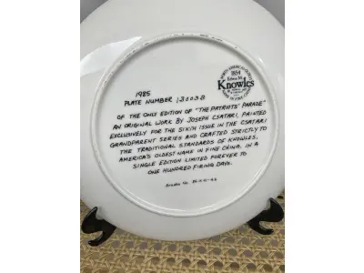 LOTE 255 - 01 BELO PRATO KNOWLES JOSEPH CSATARI, O PRATO DE COLECIONADOR DO DESFILE DOS PATRIOTS! ÓTIMA ADIÇÃO À SUA COLEÇÃO BRADFORD EXCHANGE,EDWIN KNOWLES,DESIGNER: JOSEPH CSATARIPLACA Nº: 8321B,DATA: 1985 TÍTULO: OS PATRIOTAS SÉRIE: 6ª PLACA: SÉRIE AVÓS CSATARI, DIÂMETRO DE 21,5 CM, COM PANFLETO, CAIXA ORIGINAL E CERTIFICADO DE AUTENTICIDADE. PRATO Nº 13003. BRADEX 84-K41-4-6,ITEM COMPRADO E GARAGENS DE ANTIGUIDADES NOS EUA. SUPORTE PARA PRATO NÃO INCLUÍDO NESTA VENDA. (NO ESTADO) ATENÇÃO! FAZER A VISITAÇÃO ANTES DE ARREMATAR, NÃO SABEMOS SE FUNCIONA, LEILÃO NÃO TEM GARANTIA E NEM DEVOLUÇÃO, SUJEITO A POSSÍVEIS AVARIAS VISÍVEIS/OCULTAS E/OU AUSÊNCIA DE COMPONENTES.