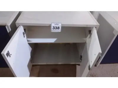 LOTE 338 - 01 ARMÁRIO BAIXO COM 02 PORTAS EM MADEIRA. (NO ESTADO) ATENÇÃO! FAZER A VISITAÇÃO ANTES DE ARREMATAR, NÃO SABEMOS SE FUNCIONA, LEILÃO NÃO TEM GARANTIA E NEM DEVOLUÇÃO, SUJEITO A POSSÍVEIS AVARIAS VISÍVEIS/OCULTAS E/OU AUSÊNCIA DE COMPONENTES.