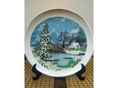 01 PRATO “PORCELANA COM CENAS DE INVERNO COM 20,5 CM DE DIÂMETRO SUPORTE PARA PRATO NÃO INCLUÍDO NESTA VENDA. (NO ESTADO) ATENÇÃO! FAZER A VISITAÇÃO ANTES DE ARREMATAR, NÃO SABEMOS SE FUNCIONA, LEILÃO NÃO TEM GARANTIA E NEM DEVOLUÇÃO, SUJEITO A POSSÍVEIS AVARIAS VISÍVEIS/OCULTAS E/OU AUSÊNCIA DE COMPONENTES.